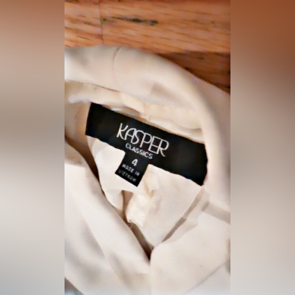 Kasper blazer ivory white kinda shade  size 4
Gently used if ya can handle white